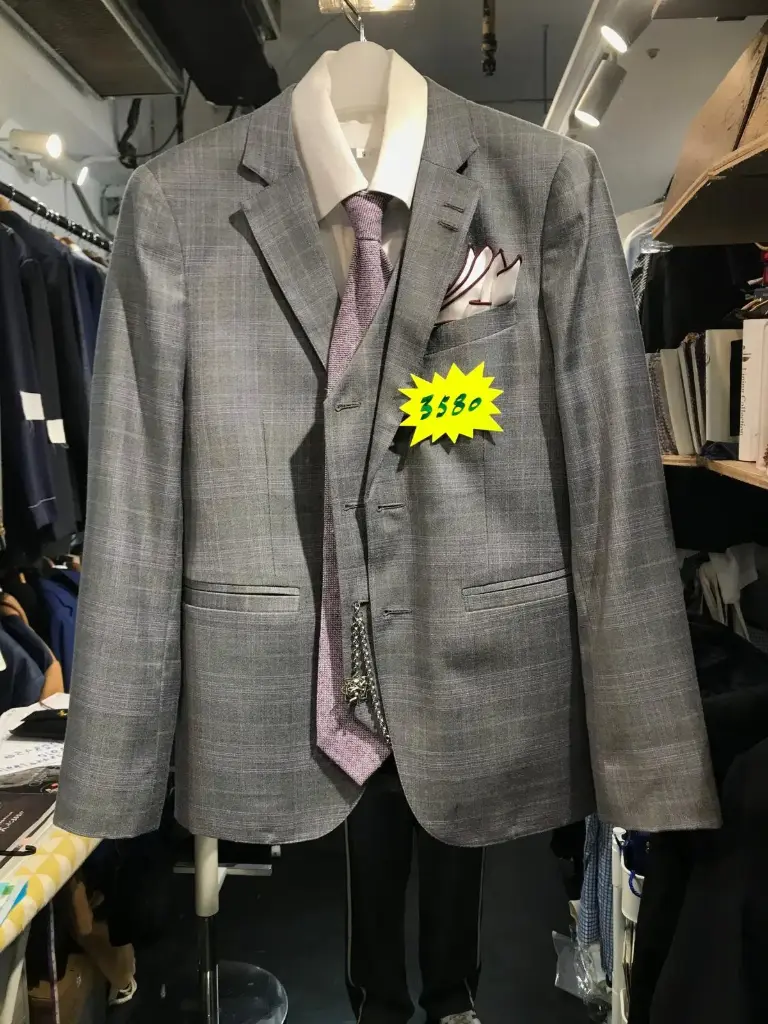 灰色格紋西裝外套